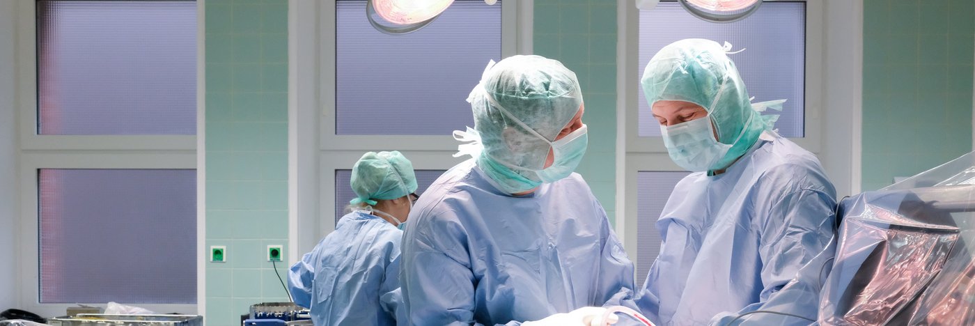 Bild eines sterilen Ärzteteams in einem Operationssaal.