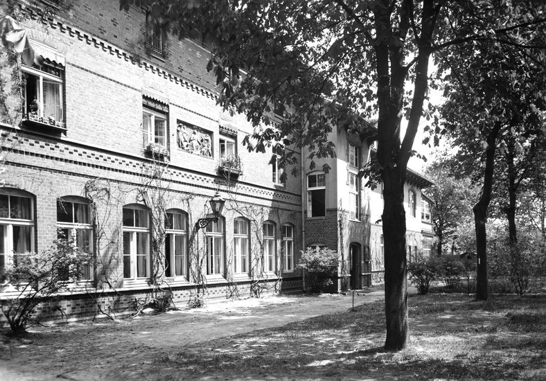 Historische Außenaufnahme der Oberlinklinik mit Baum und Mutterhaus