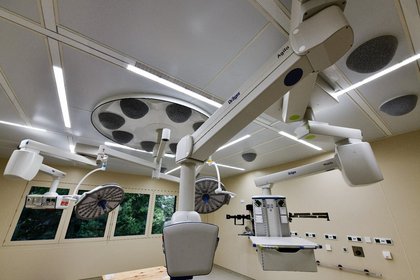 Ein OP Saal mit modernen Lampen und Gerätschaften